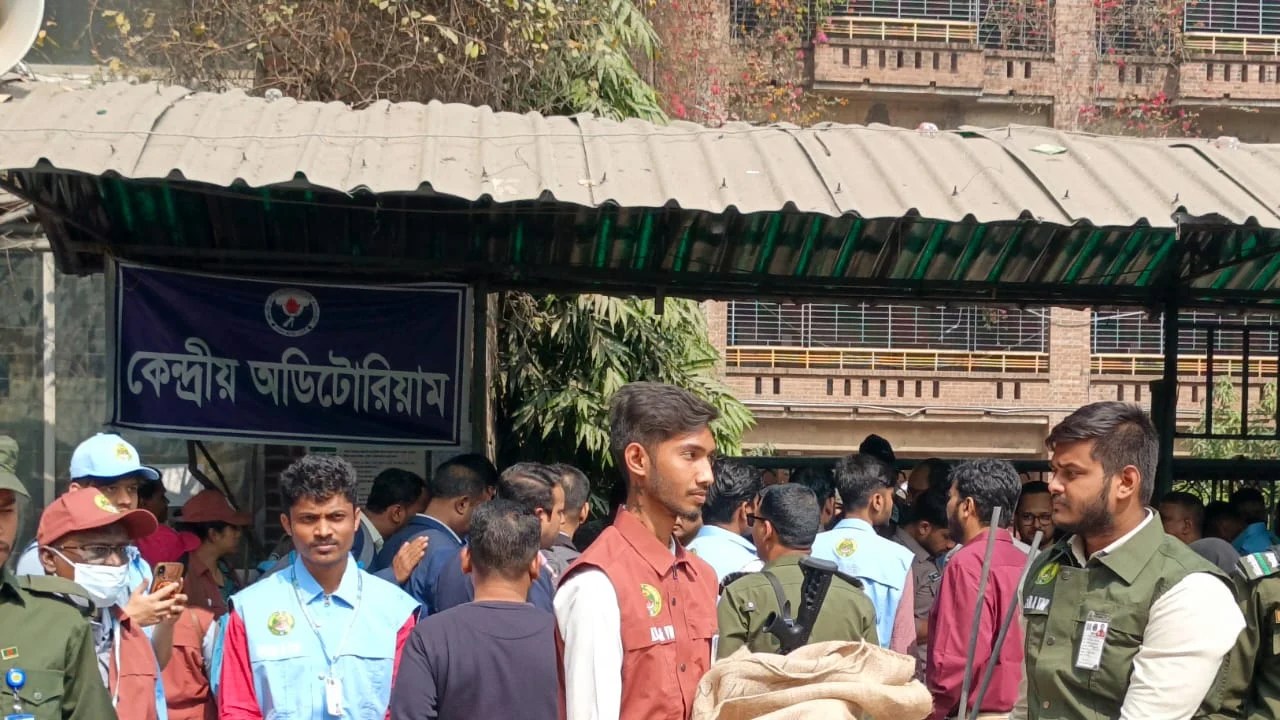 ঢাকা-৮ আসনে নির্বাচনি সামগ্রী বিতরণ সম্পন্ন, ভোট কাল