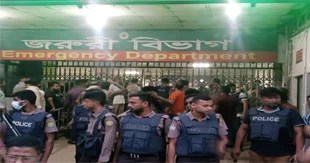 ঢামেক হাসপাতালে চিকিৎসক ও ঢাবি শিক্ষার্থীদের সংঘর্ষে জরুরি সেবা বন্ধ