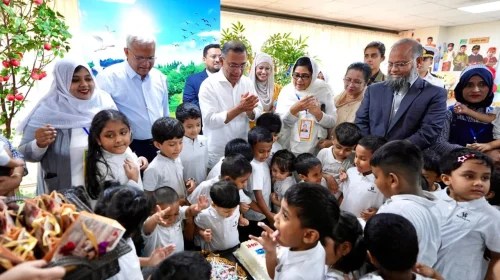 তেজগাঁওয়ে ডে-কেয়ার সেন্টারের শিশুদের সঙ্গে আনন্দঘন সময় কাটালেন প্রধানমন্ত্রী তারেক রহমান