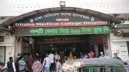 ছয় দফা দাবিতে ঢাকা মেডিকেল কলেজে ইন্টার্ন চিকিৎসকদের অনির্দিষ্টকালের কর্মবিরতি শুরু