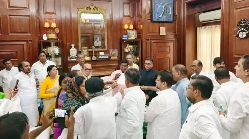 মমতা ব্যানার্জীর মনোনীত নেতার বিরুদ্ধে গিয়ে ৫৮ তৃণমূল বিধায়কের নজিরবিহীন বিদ্রোহ