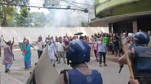ইসলামী ব্যাংকের প্রধান কার্যালয়ের সামনে নতুন চেয়ারম্যানের পদত্যাগের দাবিতে আন্দোলন ও পুলিশের লাঠিচার্জ