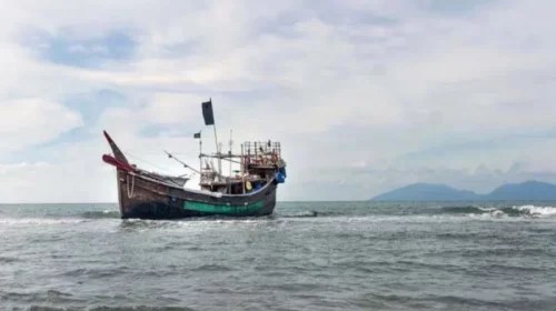 বঙ্গোপসাগরে ভাসমান ১৬ জেলেকে উদ্ধার করল নৌবাহিনী