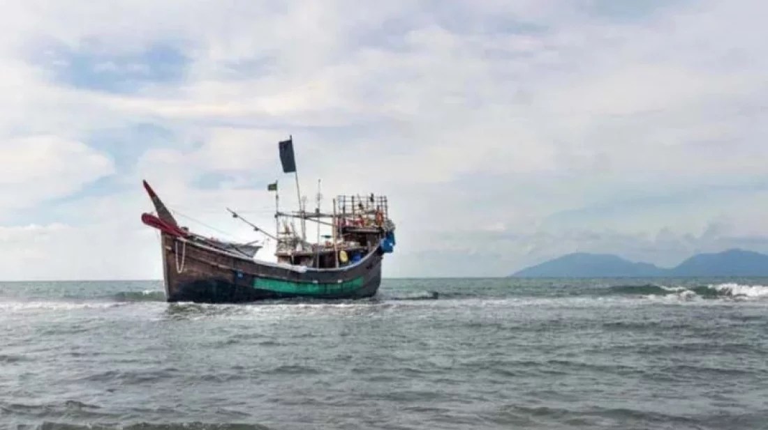 বঙ্গোপসাগরে ভাসমান ১৬ জেলেকে উদ্ধার করল নৌবাহিনী