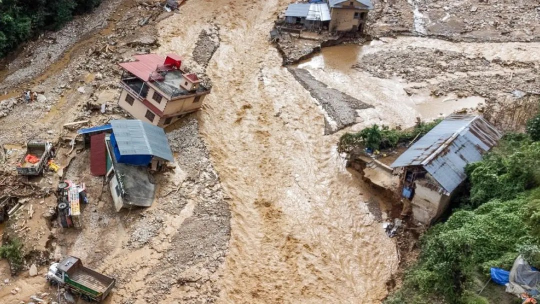 নেপাল ও তিব্বত সীমান্তে ভয়াবহ হড়পা বানে মৃতের সংখ্যা বেড়ে প্রায় ৮০০ নিখোঁজ ৩ হাজারেরও বেশি