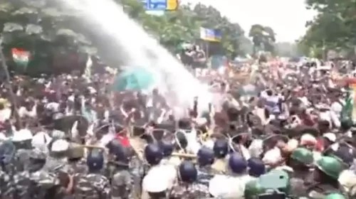 নিয়োগ পরীক্ষায় অনিয়ম ও প্রশ্নফাঁস: ভারতে শিক্ষার্থীদের ওপর পুলিশের লাঠিচার্জ ও কাঁদানে গ্যাস