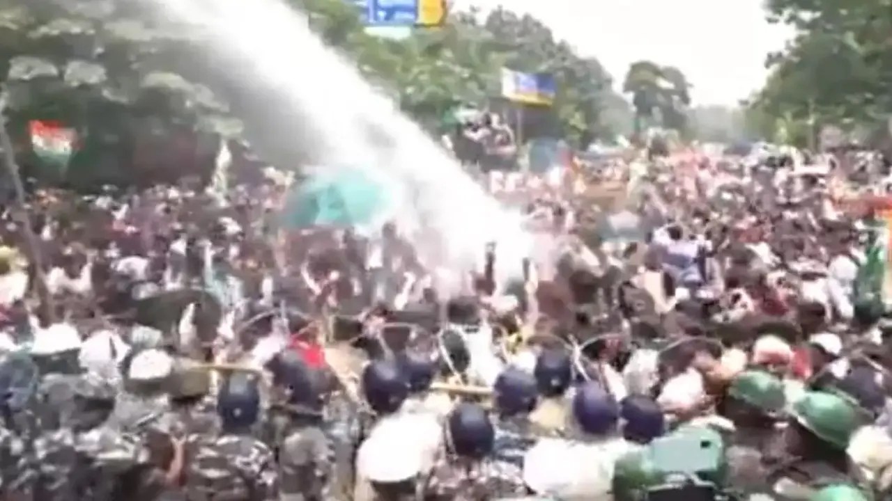 নিয়োগ পরীক্ষায় অনিয়ম ও প্রশ্নফাঁস: ভারতে শিক্ষার্থীদের ওপর পুলিশের লাঠিচার্জ ও কাঁদানে গ্যাস