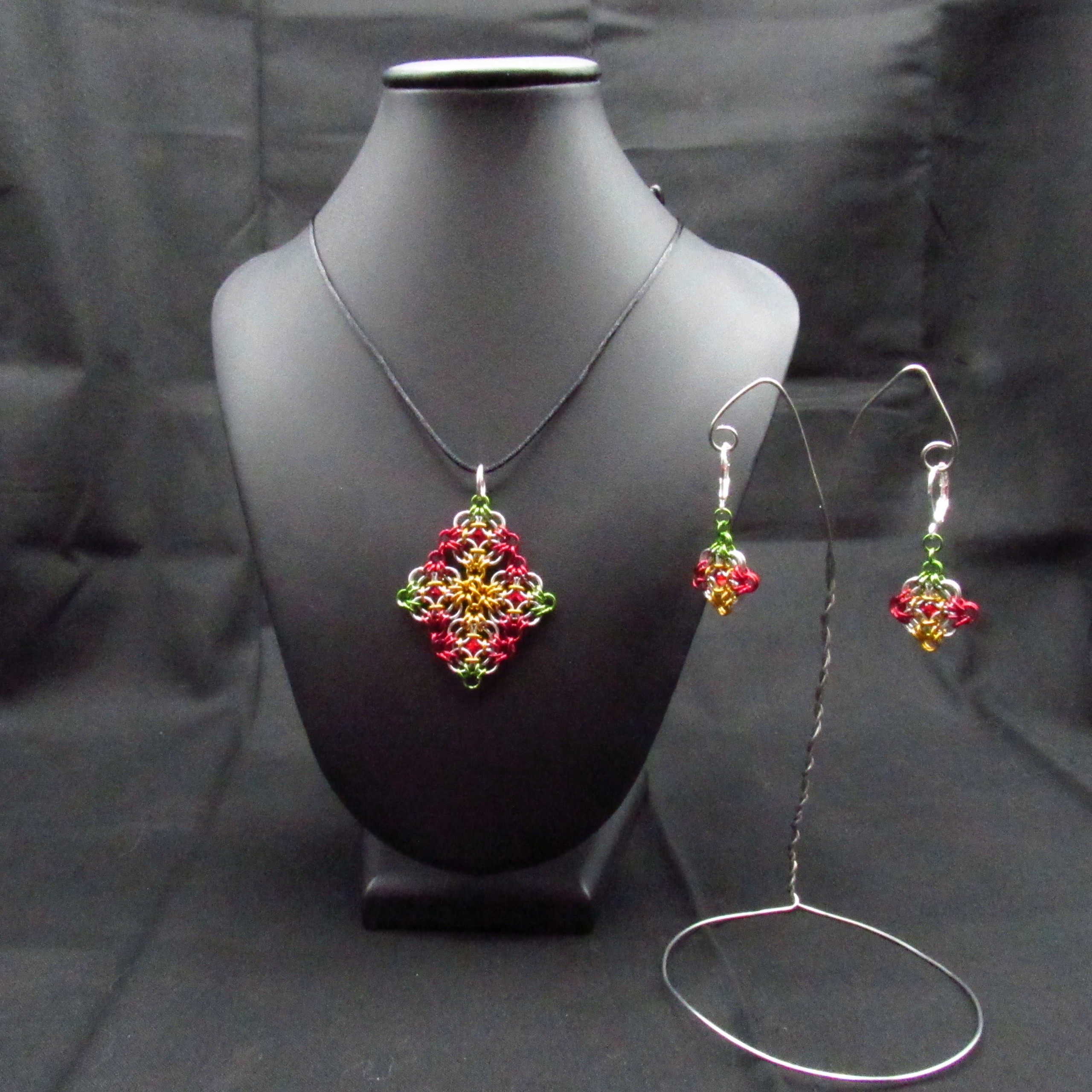2477 Crystal Rose Garden Light Siam/Red