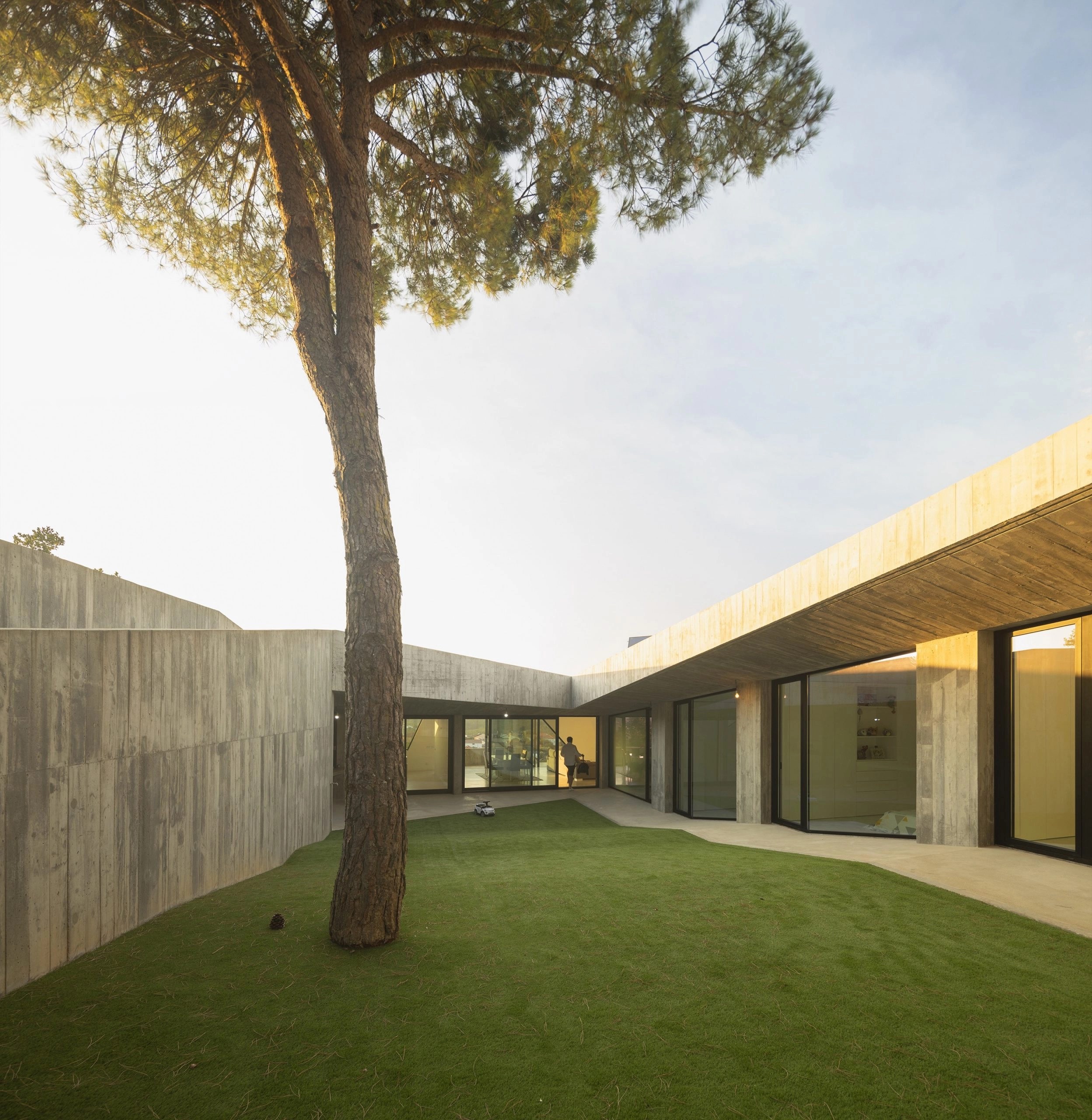 Casa Povo, landscaping the rocky elements! Contaminar Architects Powerful!