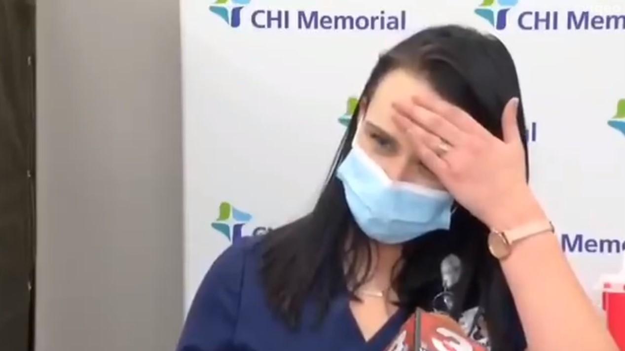 VIDEO | Enfermera se desmaya en directo al recibir la vacuna de Pfizer contra covid en EE.UU