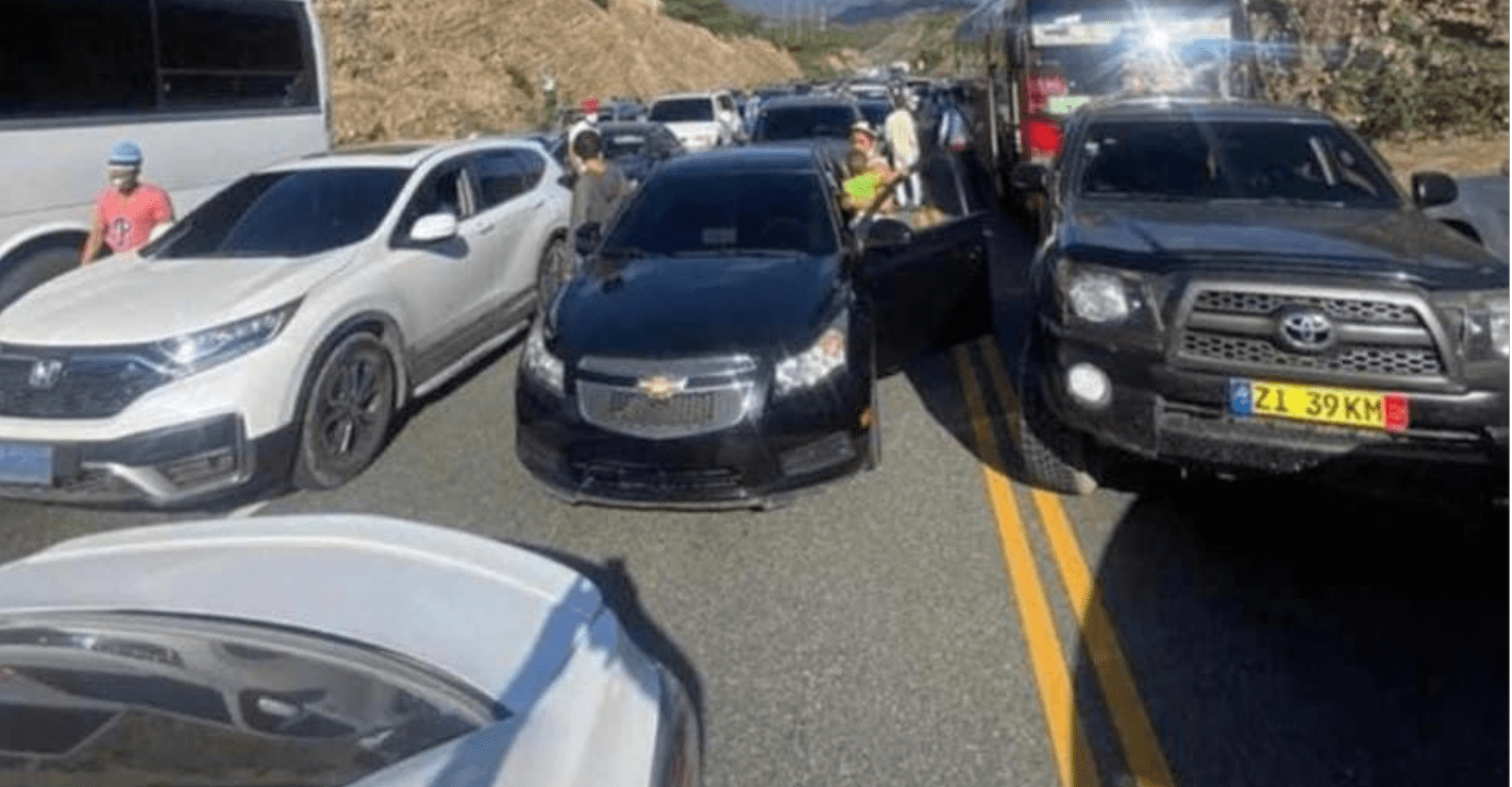 Video | Tremendo tampón kilométrico en Azua-Baní