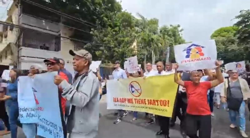 Decenas de padres protestan contra profesores de ADP: “Queremos clases, no queremos suspensión”