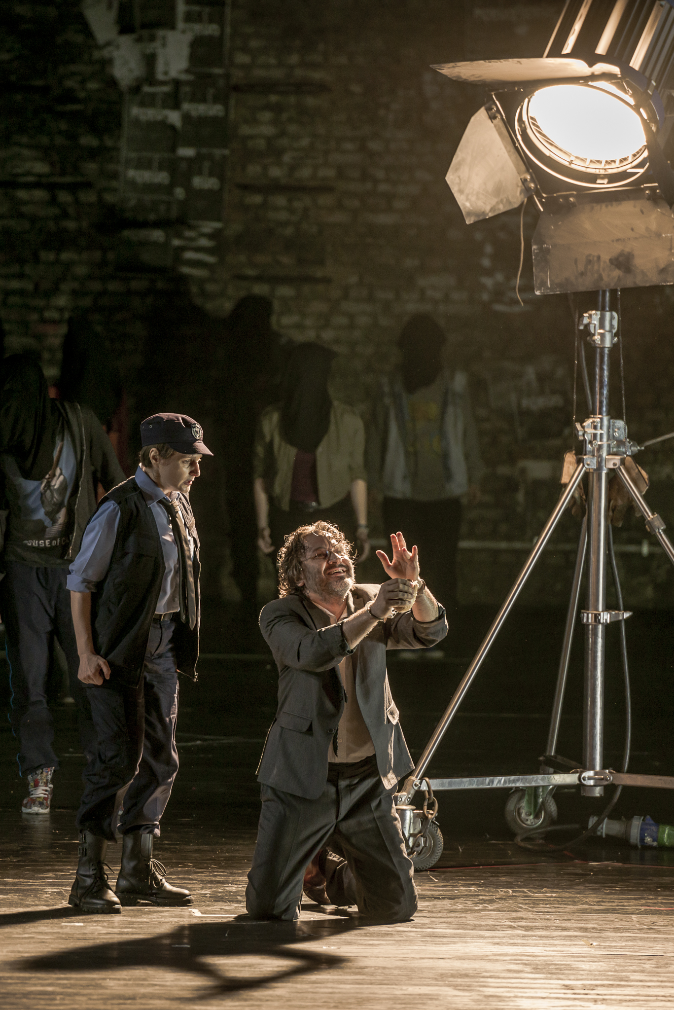 Leonore (Asineta Răducan) și Florestan (Marius Vlad Budoiu) în Fidelio - Opera Națională București, 2016 (r. Graham Vick)