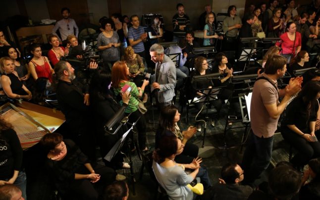 Grup de artiști oprind un spectacol la ONB