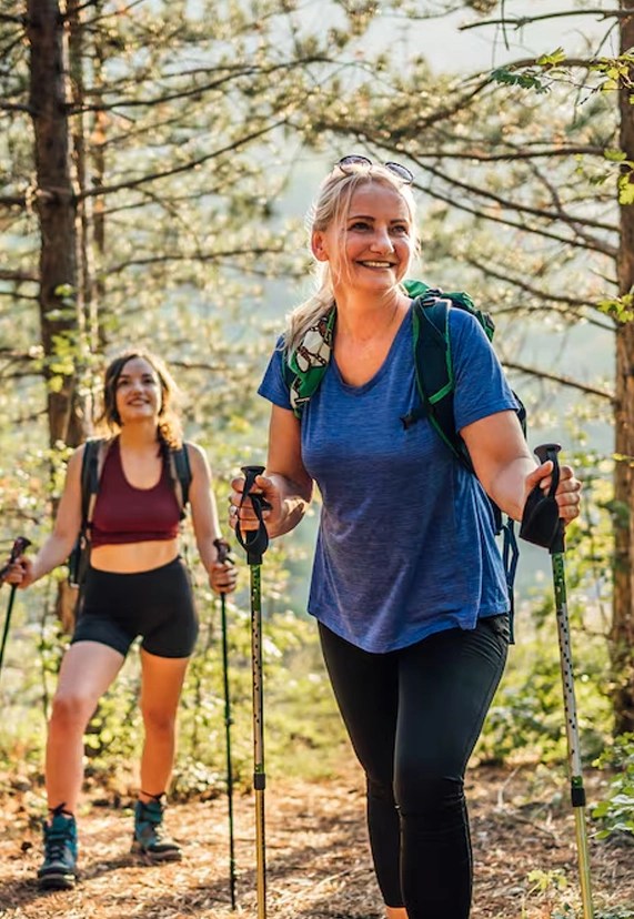 Chicas senderismo: comparte la aventura de descubrir paisajes infinitos. Las rutas de trekking que rodean destiny by bergen son el plan perfecto para un estilo de vida saludable y social en plena naturaleza.