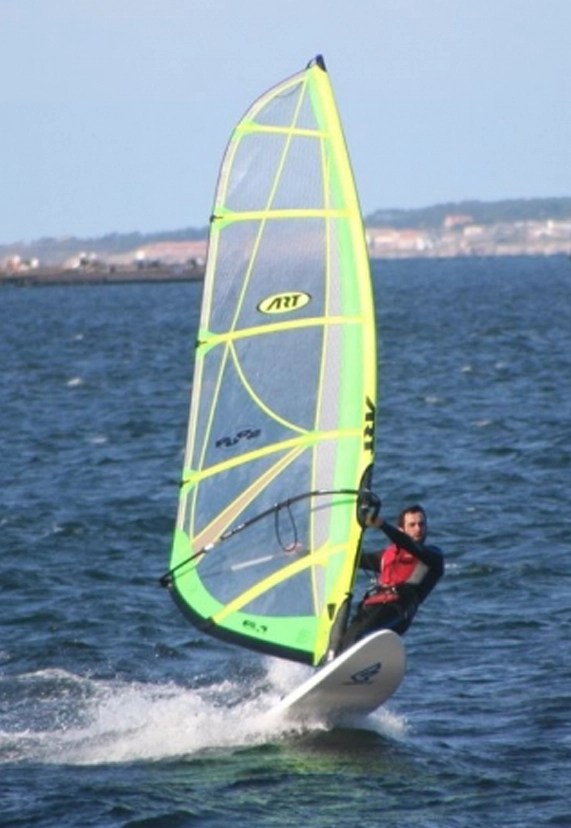 Windsurfista: domina las olas del mediterráneo y regresa a tu refugio de paz. La cercanía al mar te permite disfrutar de deportes náuticos de élite cada día, viviendo en la exclusividad de la nucía.