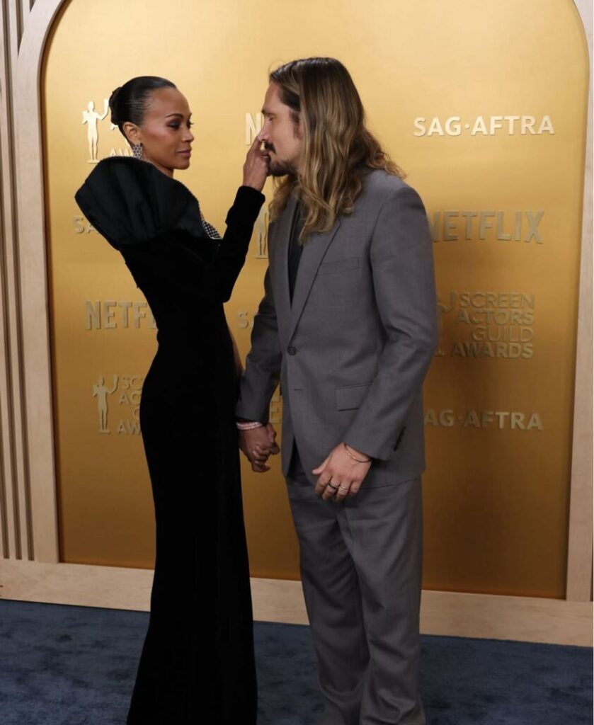 Zoe Saldaña y su esposo deslumbran a su llegada a la alfombra de los SAG Awards | De Último Minuto