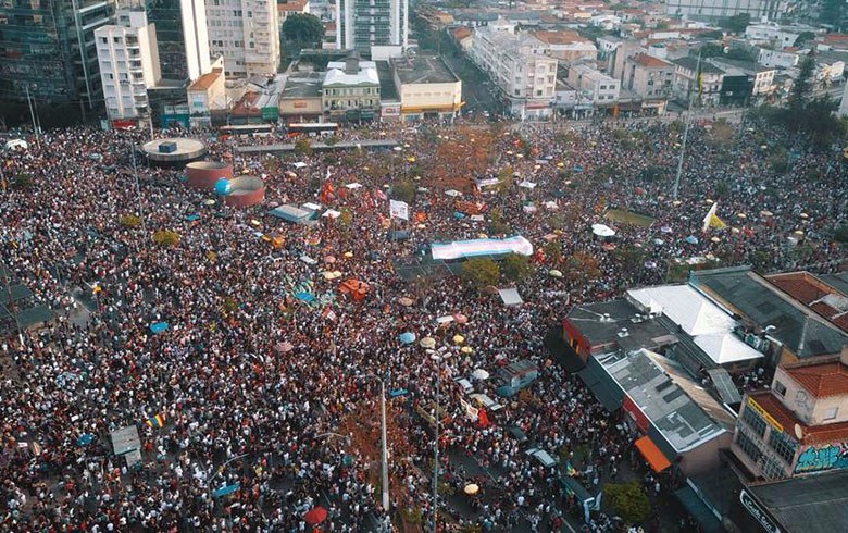 Ato de mulheres contra Bolsonaro leva multidão às ruas em repúdio ao fascismo