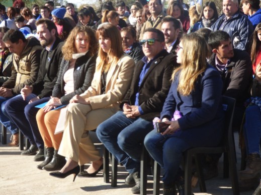 Bajo el radiante sol de otoño, una nueva generación de ciudadanos realizó la emotiva promesa de lealtad a nuestra insignia patria. 