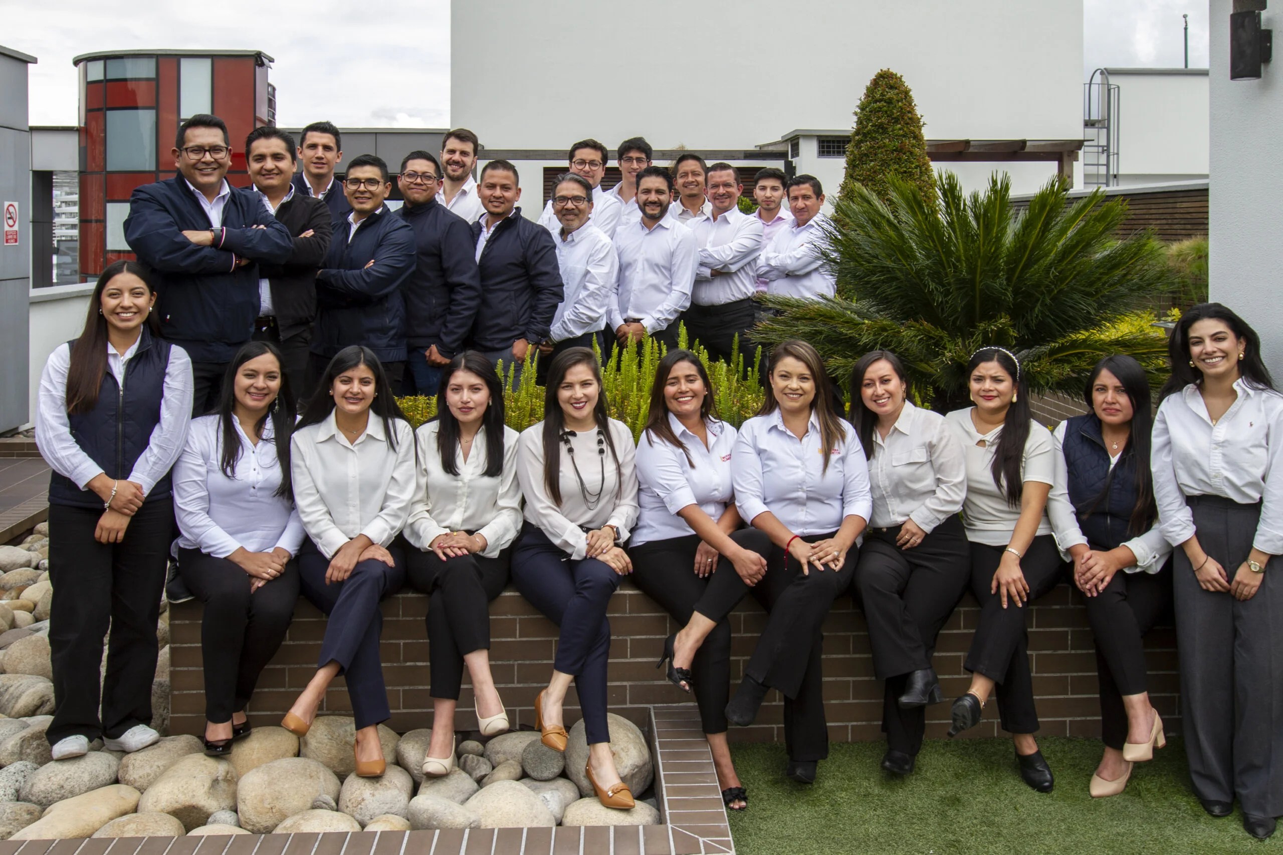 FOTO EMPLEADOS scaled