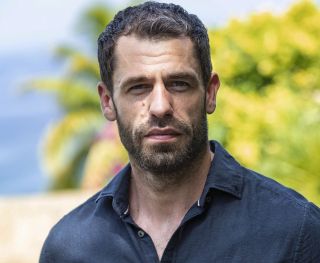Si tratta infatti di un taglio maschile adatto ai più giovani ma anche agli uomini over 40, che non può mancare nei cataloghi più di tendenza. Kelvin Fletcher Teases Being A Death In Paradise Murder Suspect What To Watch