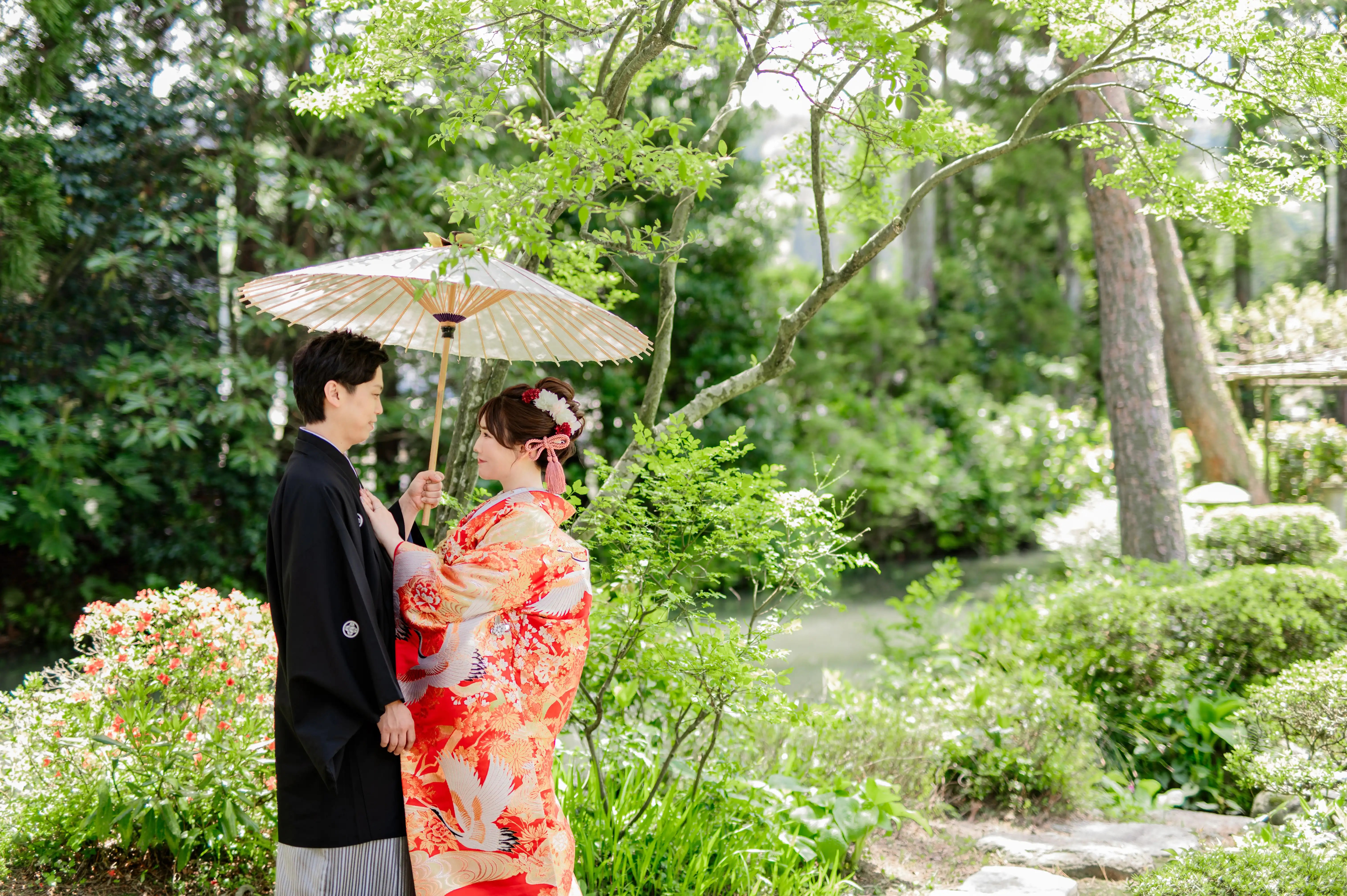 松桜閣の日本庭園での和装ウェディングフォト 色打掛姿のカップル