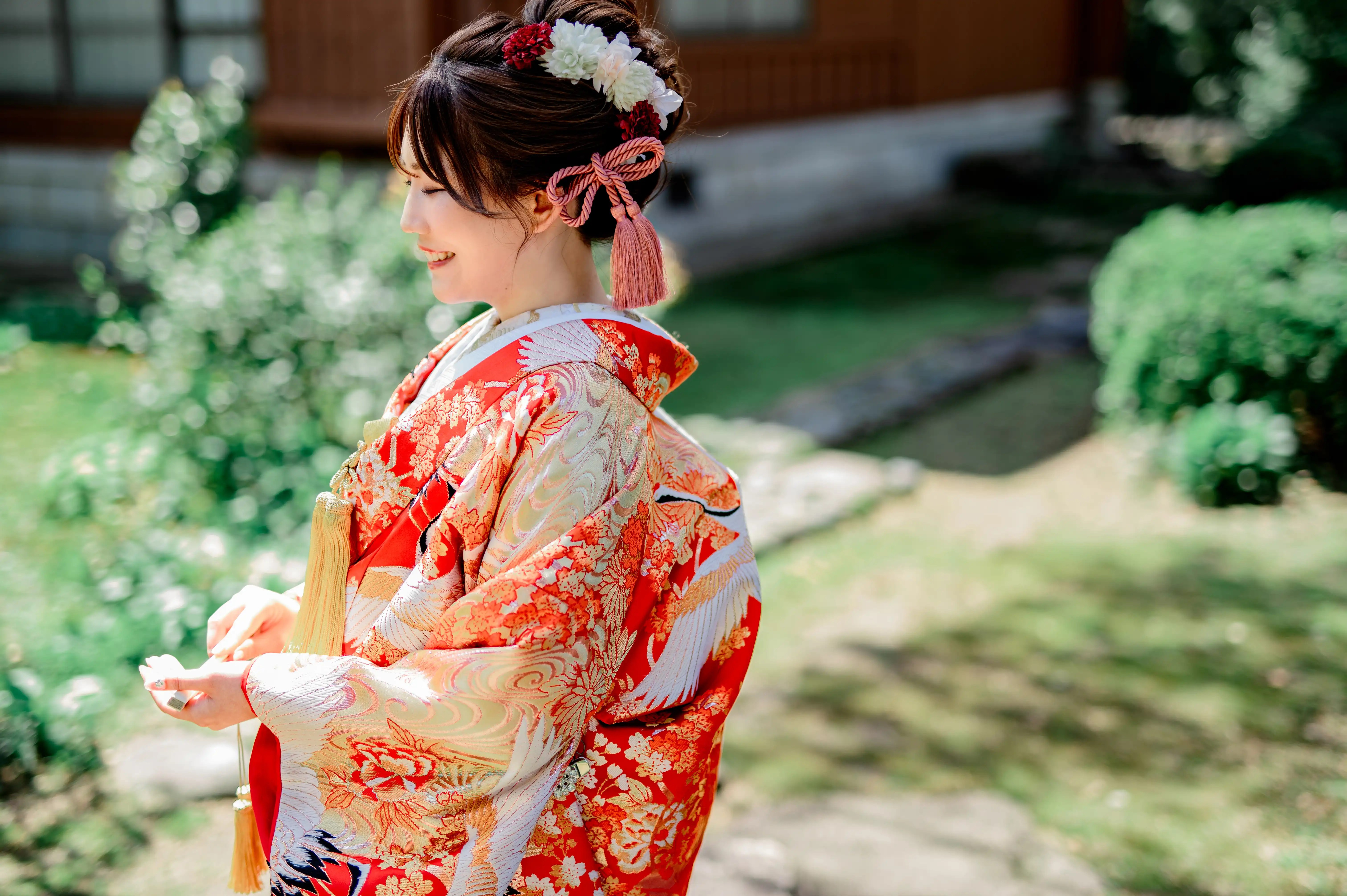松桜閣の和室・障子前での白無垢ウェディングフォト