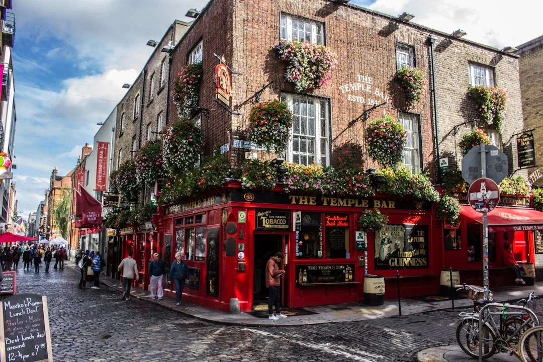 découvrez dublin, la capitale dynamique de l'irlande, riche en histoire, culture et paysages pittoresques. explorez ses sites emblématiques, ses pubs traditionnels et son ambiance unique.
