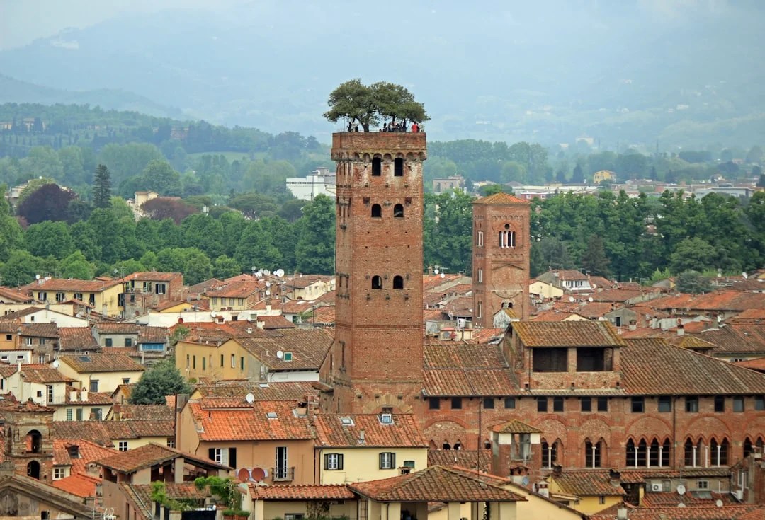 découvrez lucca, une ville charmante et historique de toscane, célèbre pour ses remparts bien conservés, ses ruelles pittoresques et son riche patrimoine culturel.