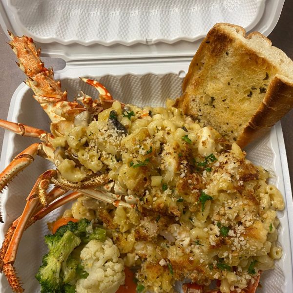 1/2 Shell Lobster Mac & Cheese with Veg & Garlic Bread