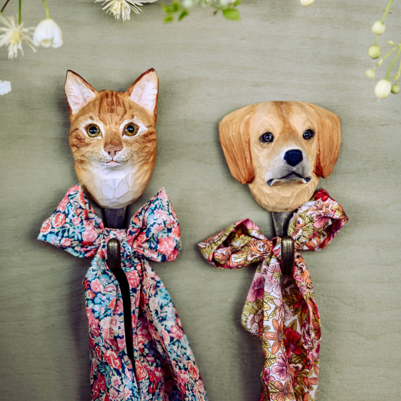 Handgesneden houten wandhaken met kat en hond