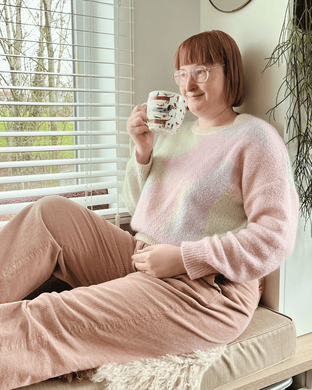 Marijke op een leesbank met teckel mok