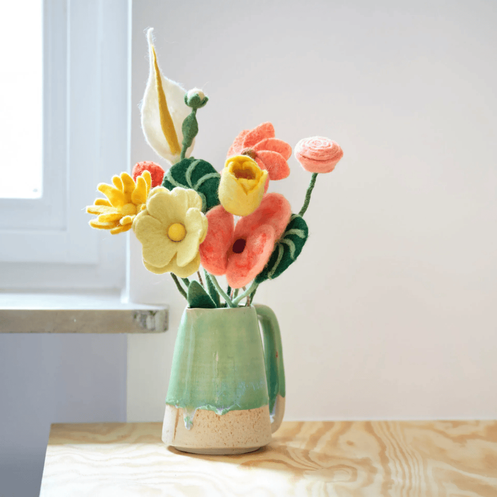 Kleurrijke vilten bloemen in vaas als blijvend Moederdag cadeau