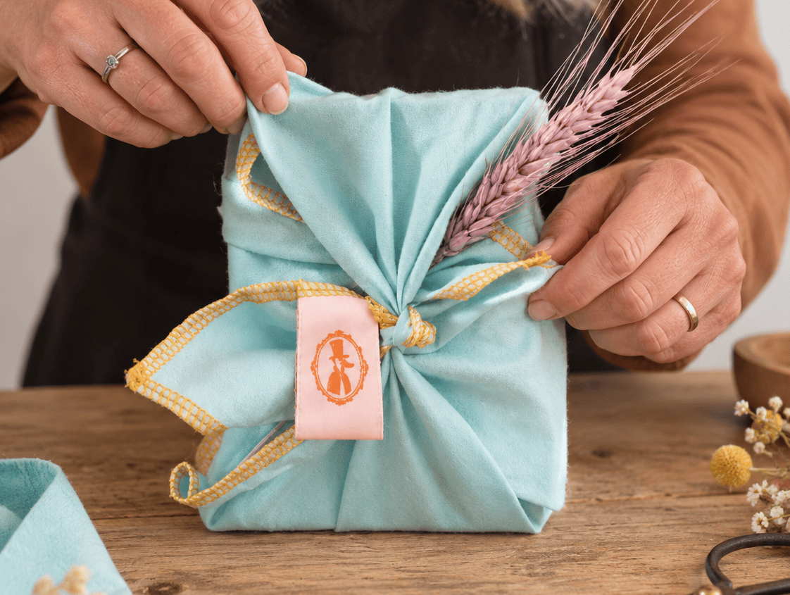 Annemie verpakt een cadeau voor de furoshiki workshop