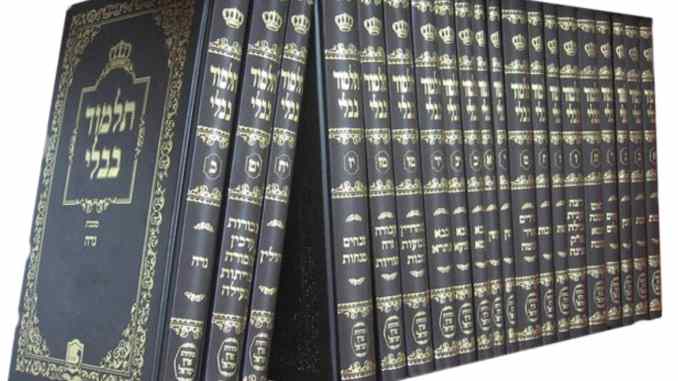 een rij boeken met harde kaft en gouden letters, de Talmoed