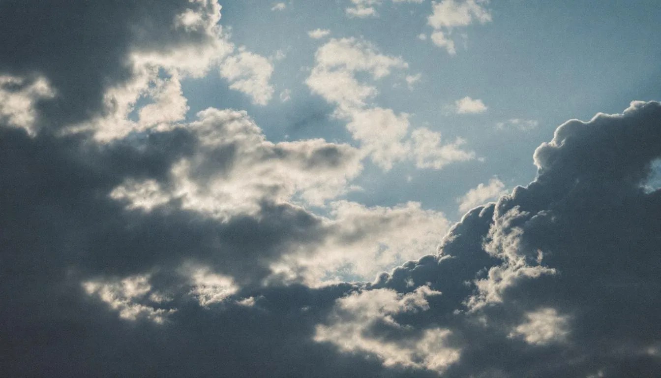 split screen image showing a Git error on left with confused developer and a correct Git strategy with orphan and detached HEAD on right