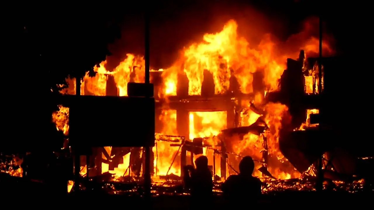 Burning-building-Fire Oyo Police Arrest Six Suspected Counterfeit Currency Dealers, Recover Fake €100 Notes Worth N14.15m