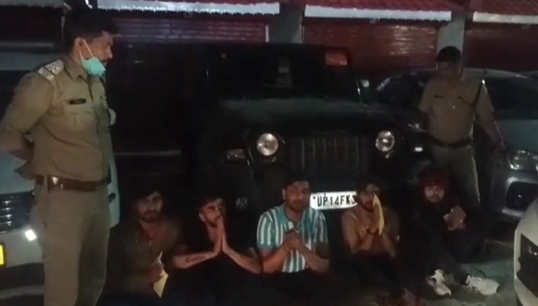 कार की छत पर शराब पीना पड़ा भारी, रुद्रप्रयाग पुलिस ने युवकों की उतारी सारी खुमारी