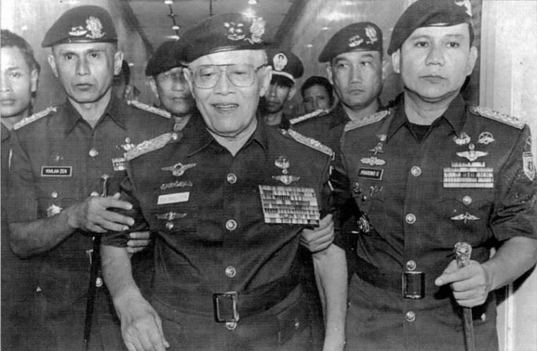 Mengenal Orde Baru: Dwifungsi ABRI - Dhianita Kusuma Pertiwi