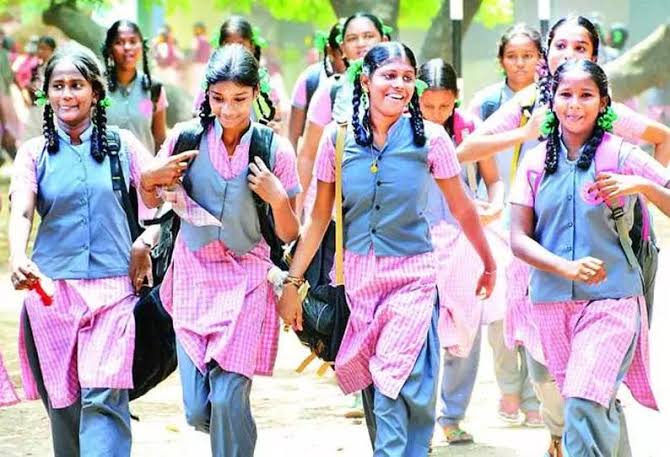 1-12 வகுப்புகளில் முழு பாடங்களையும் நடத்த வேண்டும்..