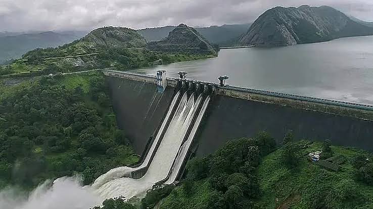 சிறுவாணி அணையில்,8அடி உயரத்துக்கு நீர் வெளியேற்றப்பட்டதால் பரபரப்பு..