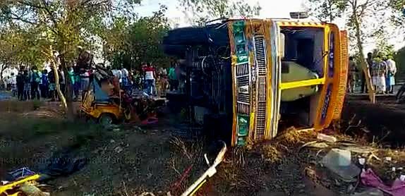 ஆட்டோ மீது மோதிய லாரி விபத்து நால்வர் பலி..