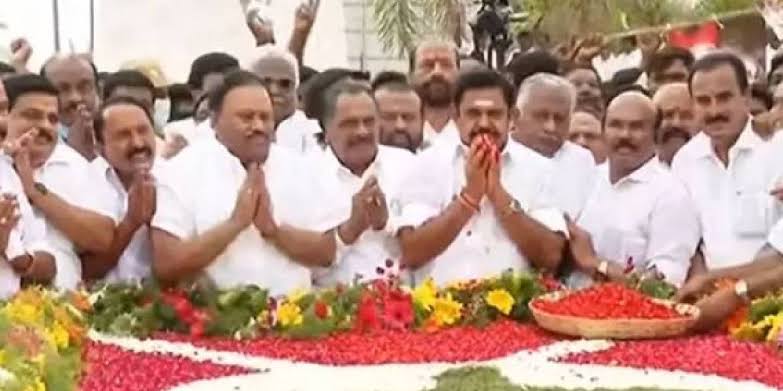 எம்ஜிஆர் ஜெயலலிதா நினைவிடங்களில் இபிஎஸ் மலர் தூவி மரியாதை..