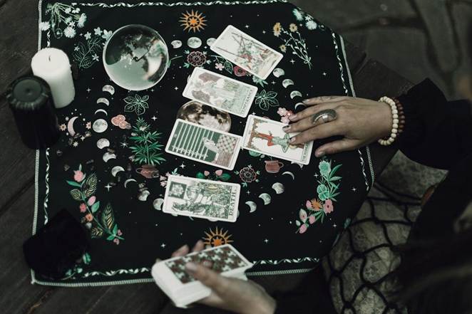 Tarot as a Reflection Tool: A Grounded Wellness View