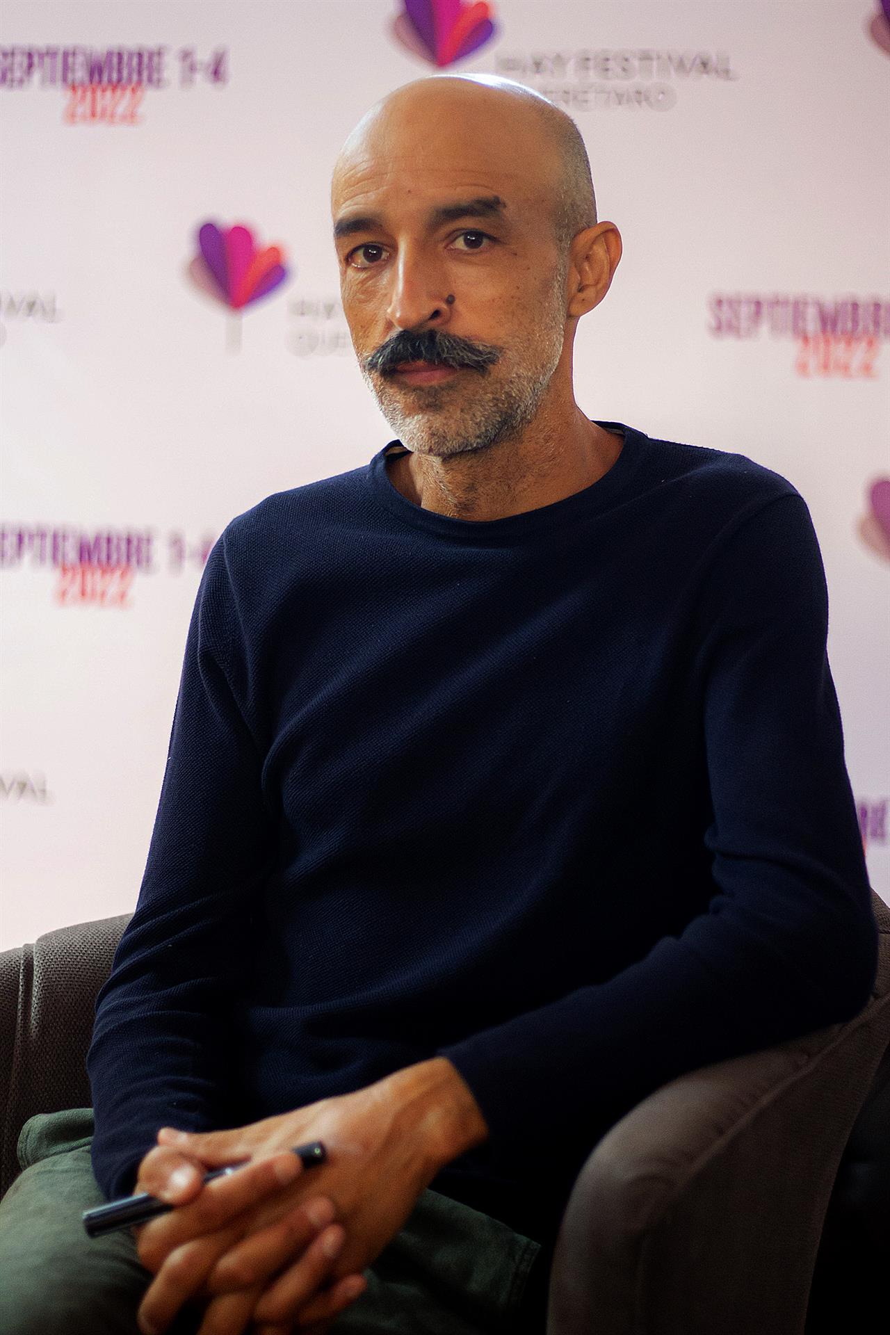 El escritor español Jesús Carrasco posa durante una entrevista con Efe, el 2 de septiembre de 2022, en la ciudad de Querétaro (México). EFE/ Sergio Adrián Ángeles
