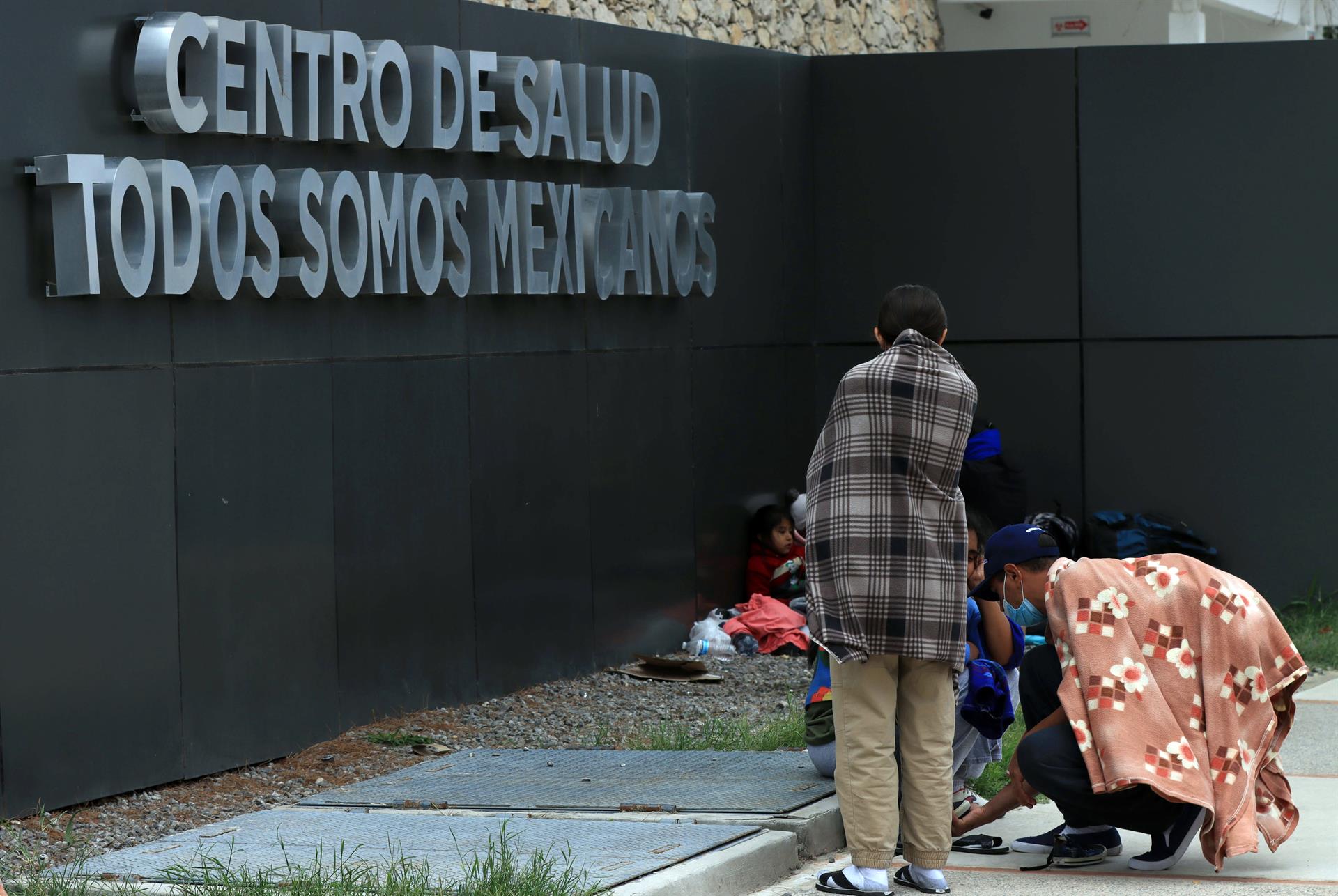 Personas migrantes de origen venezolano descansan en la calle cerca del muro fronterizo entre México y Estados Unidos, el 23 de octubre de 2022, en Ciudad Juárez, Chihuahua (México). EFE/ Luis Torres
