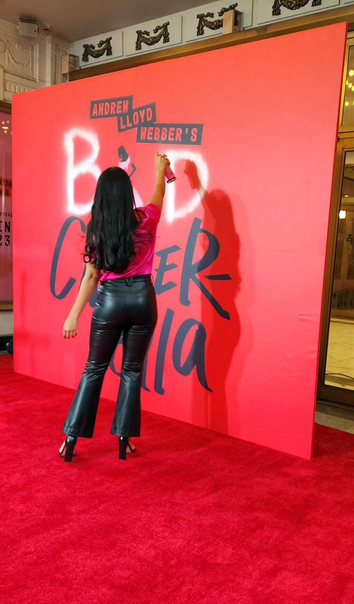 La actriz dominicana Linedy Genao pinta hoy en grafiti la palabra "bad" ("mala") en el cartel publicitario del musical "Bad Cinderella", en el Teatro Imperial en Nueva York (EE.UU). EFE/Ruth E. Hernández
