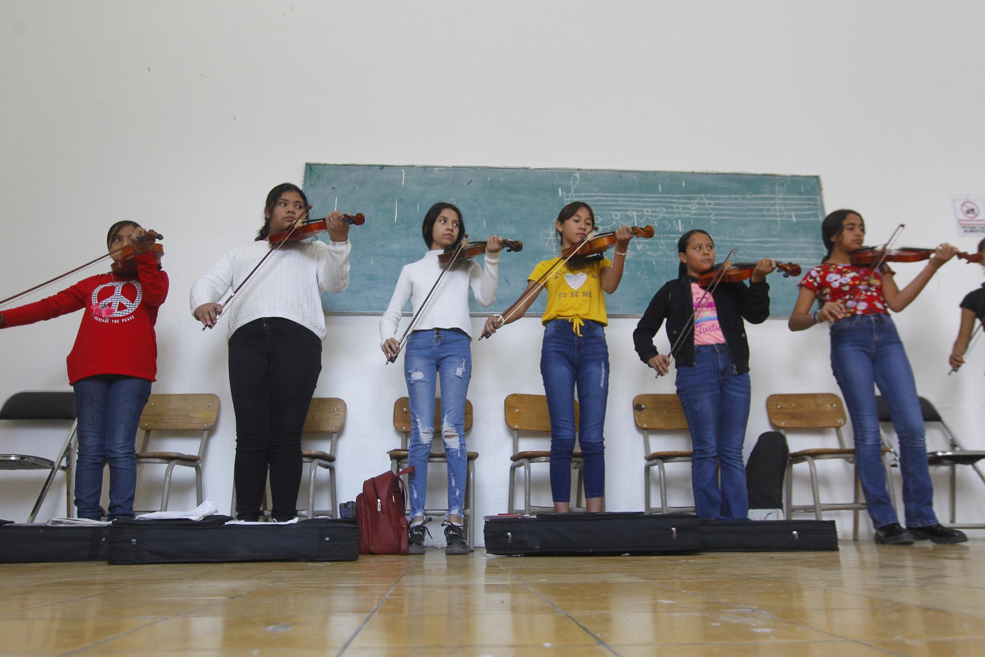 Un grupo de jóvenes ensayan con sus instrumentos en Escuela Regional de Mariachi, el 20 de enero de 2023, en la localidad de Colula, estado de Jalisco (México). EFE/ Francisco Guasco

