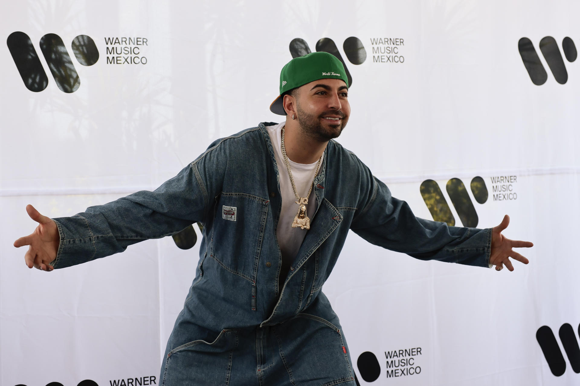 El cantante de origen puertorriqueño, Justin Quiles, posa hoy, durante una rueda de prensa en Ciudad de México (México).El artista de origen puertorriqueño Justin Quiles anunció este lunes en México, donde realizará una gira en octubre, que le interesa hacer un corrido tumbado con algún artista mexicano. EFE/José Méndez
