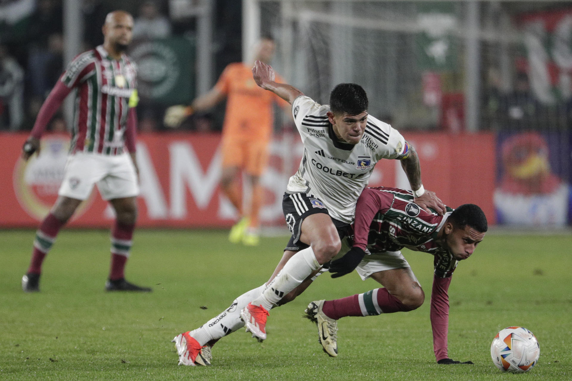 Esteban Pavez (i), de Colo Colo, disputa un balón con Alexsander, de Fluminense, este jueves, en un partido de la fase de grupos de la Copa Libertadores en el estadio Monumental en Santiago (Chile). EFE/ Elvis González

